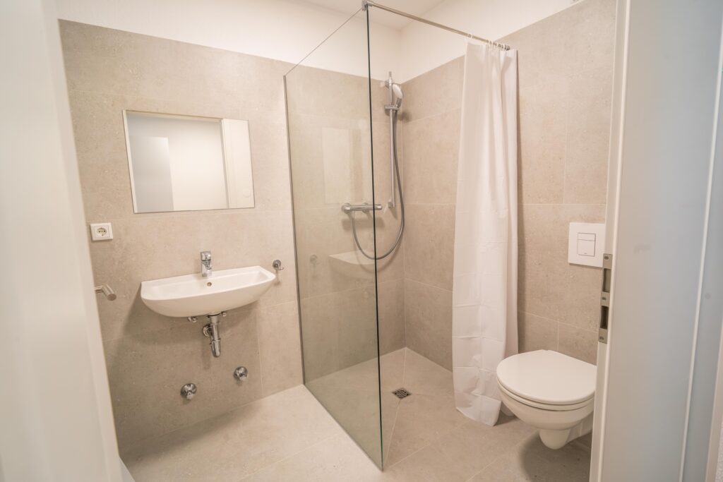 Bad mit Waschbecken, Spiegel und Dusche