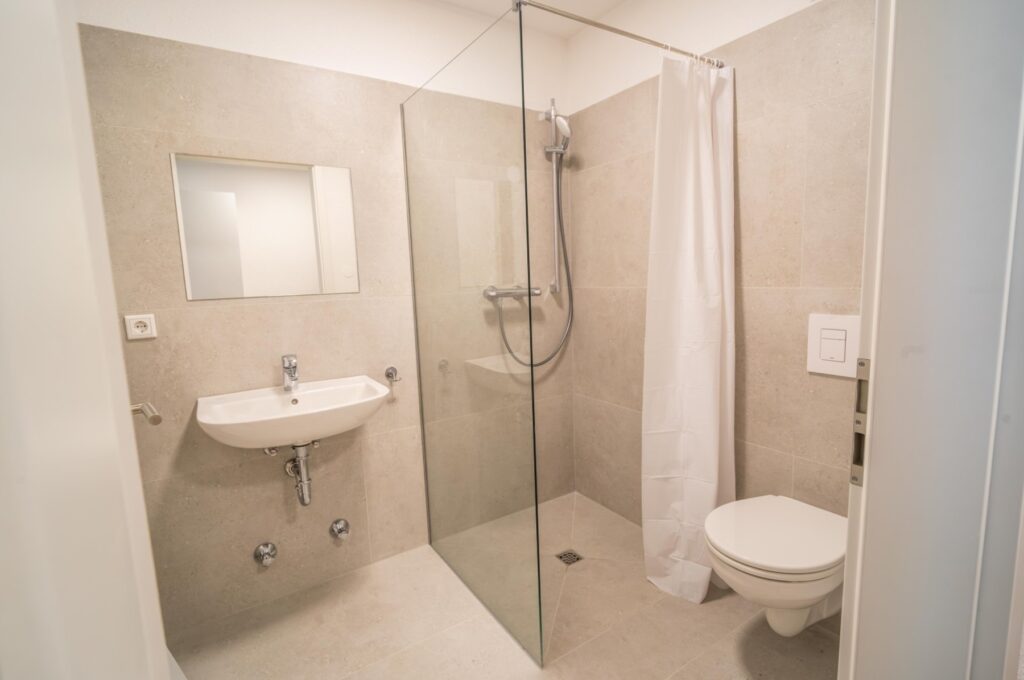 Bad mit Dusche, Waschbecken und WC bei Ankunft (echtes Foto)